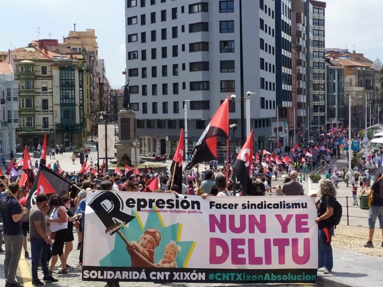 CNT se manifestaron el 10 de julio de 2021 en el pueblo de Gijón, Asturias.