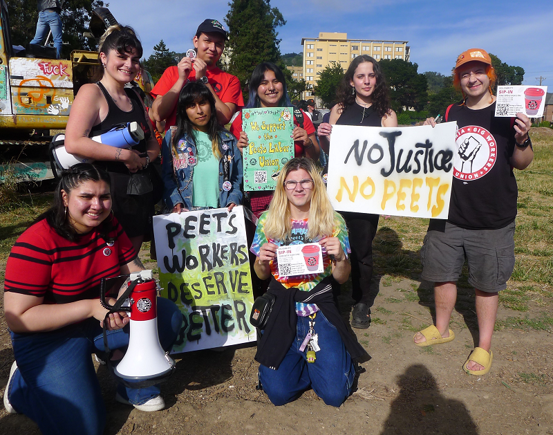 Siete trabajadores de Peet's Coffee se reúnen con pancartas que dicen: Sin justicia, no hay Peet y los Trabajadores de Peet merecen algo mejor.