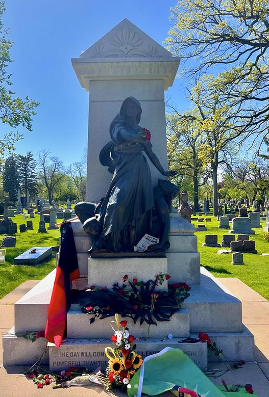 El monumento de los mártires Haymarket en el cementerio de Forest Home, Chicago, Illinois, Estados Unidos.