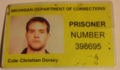 La identificación de preso de Cole, evidentemente. “FW 398695”.