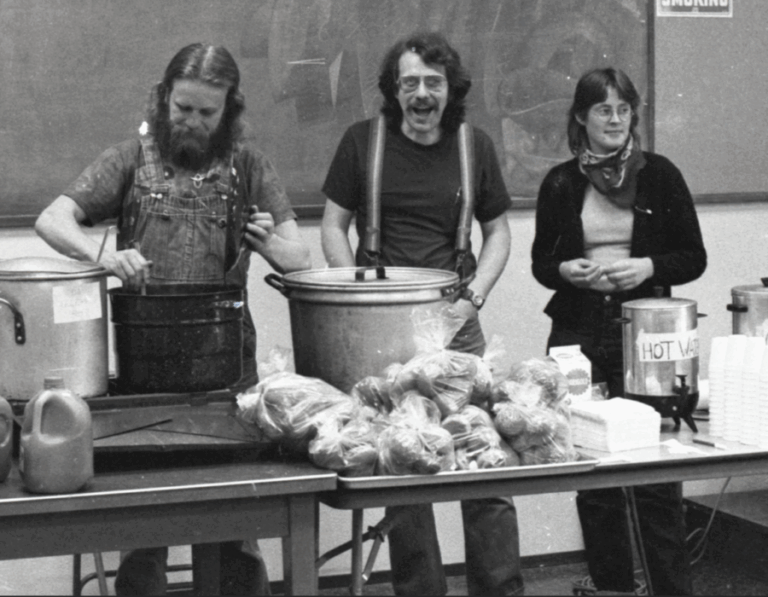 Compañeros trabajadores David Helm, Scott Slaba y Mary Thurtleen el comedor social Food for People, TIM en Ballingham. El foto del IWW Materials Preservation Project.