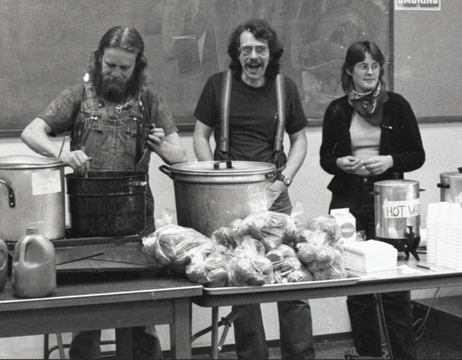 Compañeros trabajadores David Helm, Scott Slaba y Mary Thurtleen el comedor social Food for People, TIM en Ballingham. El foto del IWW Materials Preservation Project.