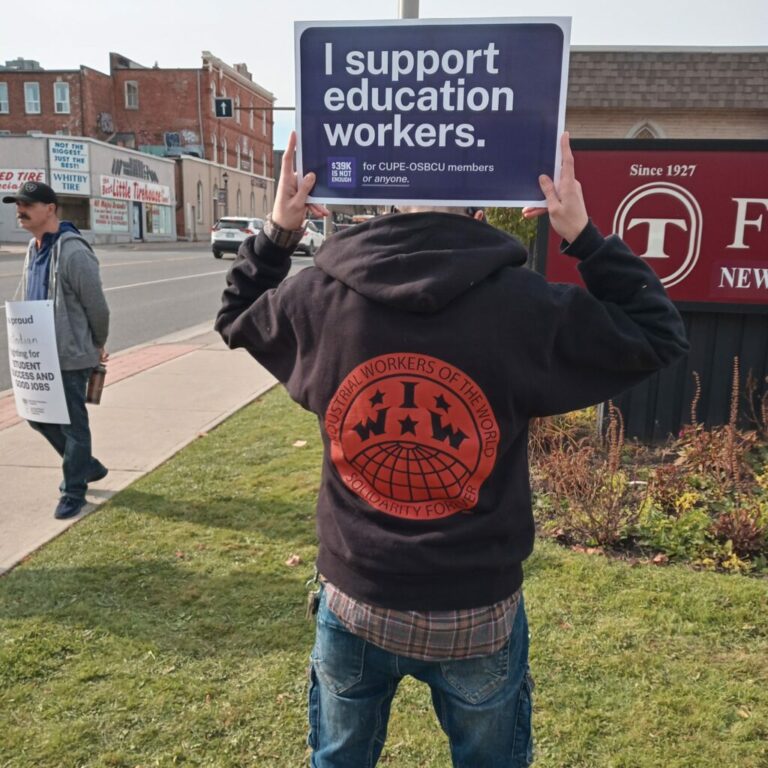Huelga de trabajadores de los TIM en la línea con CUPE en Whitby, Ontario, Canada.