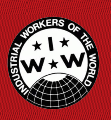 La etiqueta de los Trabajadores Industriales del Mundo encima de un fondo rojo.