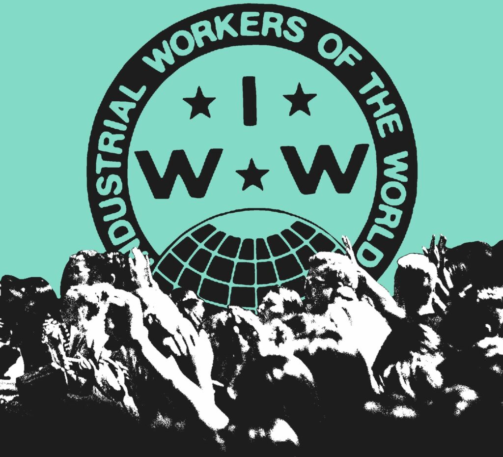 Un grupo de trabajadores con los puños en alto con una etiqueta turquesa de los TIM en el fondo.