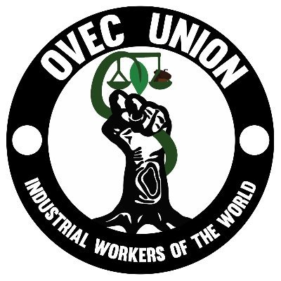 La etiqueta del sindicato de los trabajadores de la Coalición Ambiental del Valle de Ohio (OVEC). La etiqueta muestra un brazo transformado en arbol que tiene un ramo con las escalas de justicia.