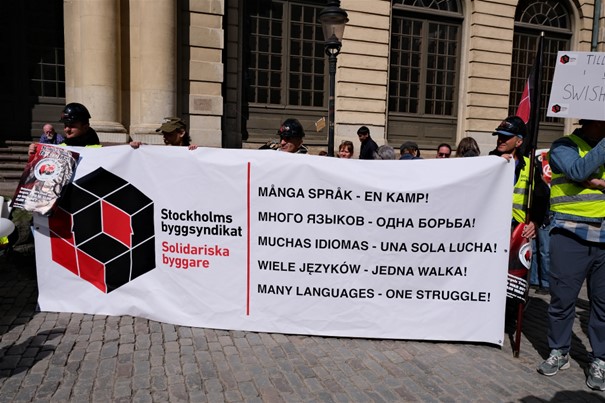 Foto de Julia Lindblom. Estocolmo, 1 de mayo de 2022. Pancarta sostenida por miembros de la rama industrial local de trabajadores de la construcción (en sueco: Stockholms Byggsyndikat).
