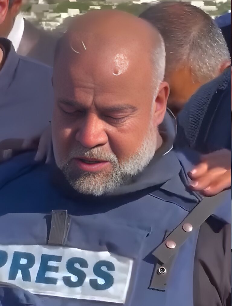 Wael Dahdouh es el jefe de la oficina en Gaza de la cadena de televisión Al Jazeera. Su esposa, su hijo, su hija y su nieto murieron en un ataque aéreo israelí en octubre de 2023. Su hijo, Hamza Dahdouh, y Mustafa Thuraya murieron en un ataque aéreo israelí mientras trabajaban como periodistas en enero de 2024. Foto por Wasif Akab publicado bajo la licencia CC BY-NC-ND 2.0.