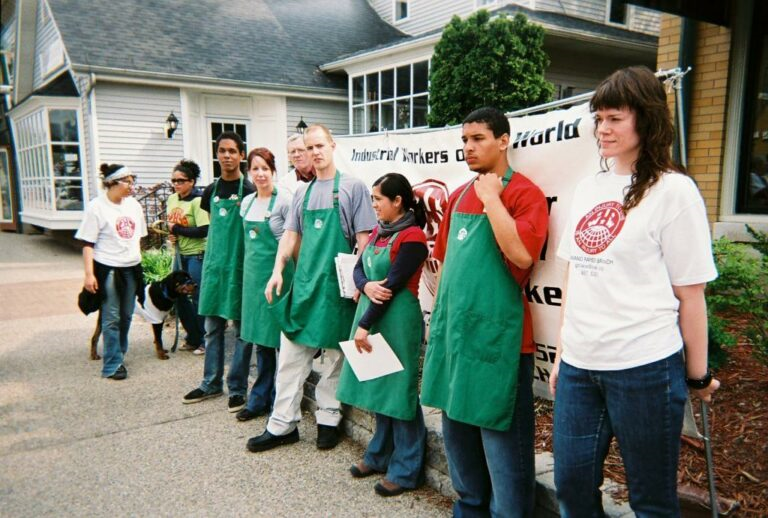 2008: Cole, cuarto desde la derecha, ayuda a sus compañeros de trabajo de Starbucks en una acción de comunicado de prensa con el Sindicato de Trabajadores de Starbucks del IWW.