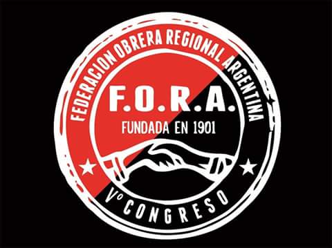 La etiqueta roja y negra de la La Federación Obrera Regional Argentina (F.O.R.A.).