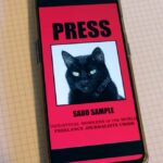 Un ejemplar con un gato negro de una credencial de prensa del Sindicato de Periodistas Independientes de los Trabajadores Industriales del Mundo.